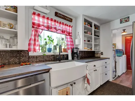 334 N 8th Street Cottage Grove OR 97424