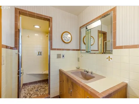 239 S Custer Street Portland OR 97219
