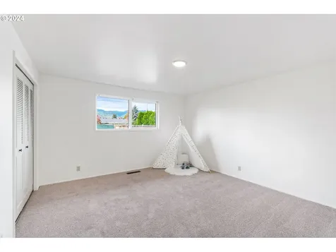 2162 Loch Drive Springfield OR 97477