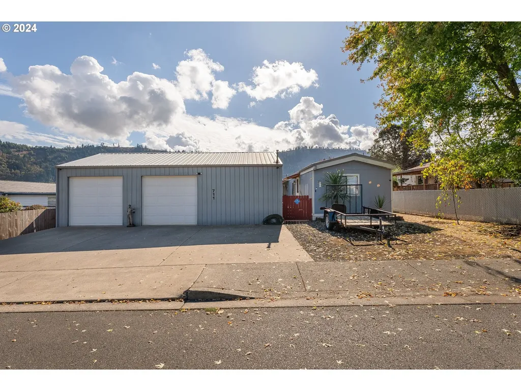 711 SE Meadowood Drive Winston OR 97496