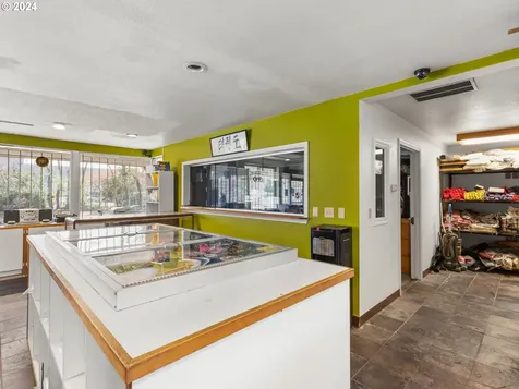 11702 NE Halsey Street Portland OR 97220