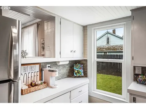 312 D Street Silverton OR 97381