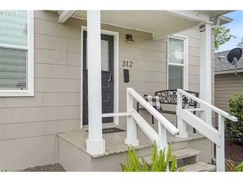 312 D Street Silverton OR 97381