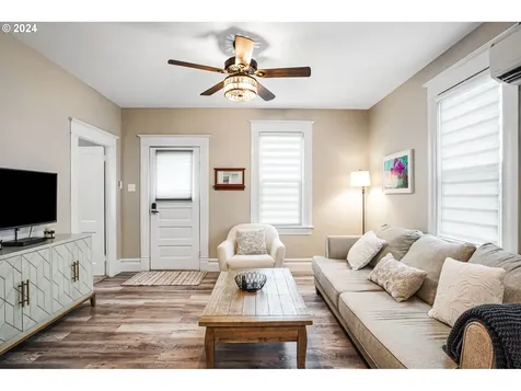 312 D Street Silverton OR 97381