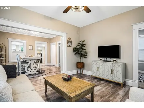 312 D Street Silverton OR 97381
