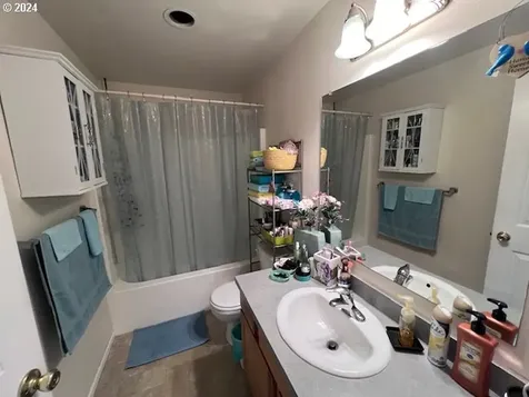 3410/3430 Redwood Street Florence OR 97439