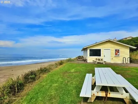 315 El Pino Avenue Lincoln City OR 97367