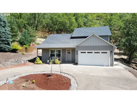 1699 NE Rocky Drive Roseburg OR 97470