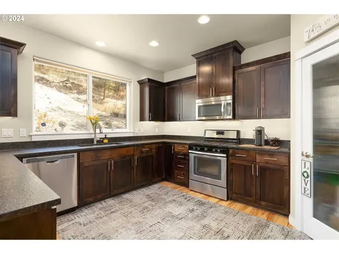 1699 NE Rocky Drive Roseburg OR 97470