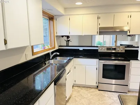 809 Se 74th Avenue Hillsboro OR 97123