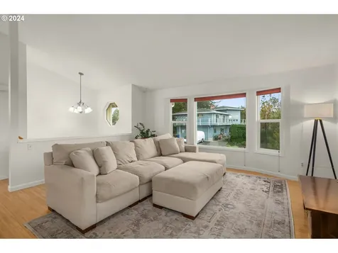 560 NE Paloma Avenue Gresham OR 97030