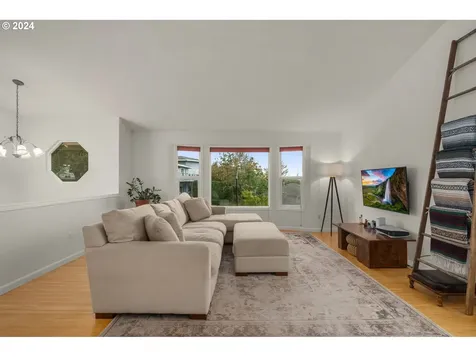 560 NE Paloma Avenue Gresham OR 97030