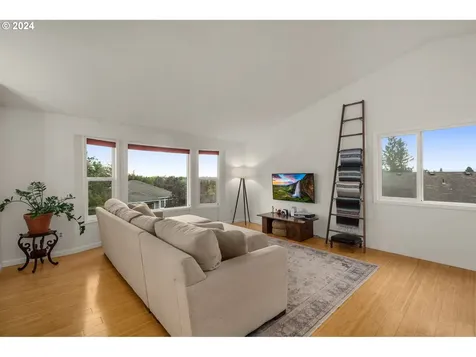 560 NE Paloma Avenue Gresham OR 97030