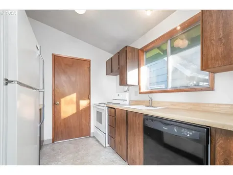 5802 SE Schiller Street Portland OR 97206