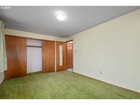 5802 SE Schiller Street Portland OR 97206
