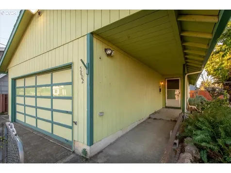 5802 SE Schiller Street Portland OR 97206