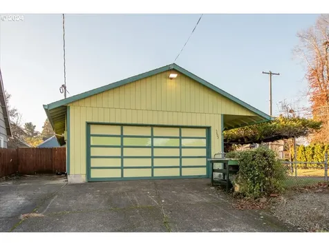 5802 SE Schiller Street Portland OR 97206