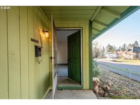 5802 SE Schiller Street Portland OR 97206