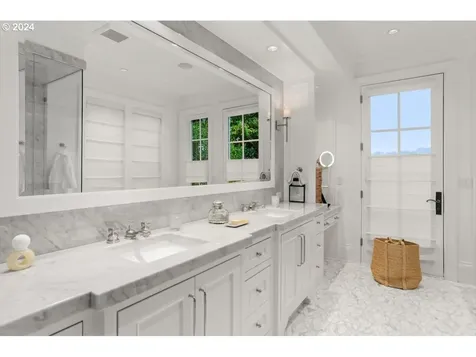 4375 Southshore Boulevard Lake Oswego OR 97035