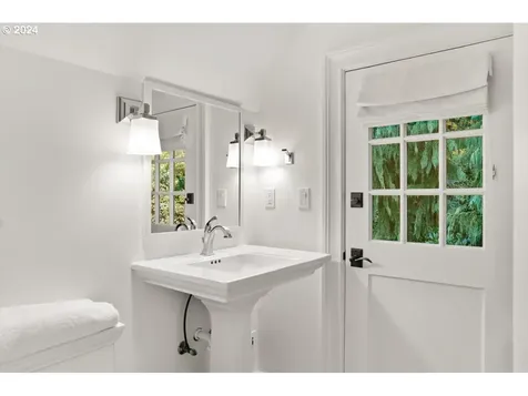 4375 Southshore Boulevard Lake Oswego OR 97035