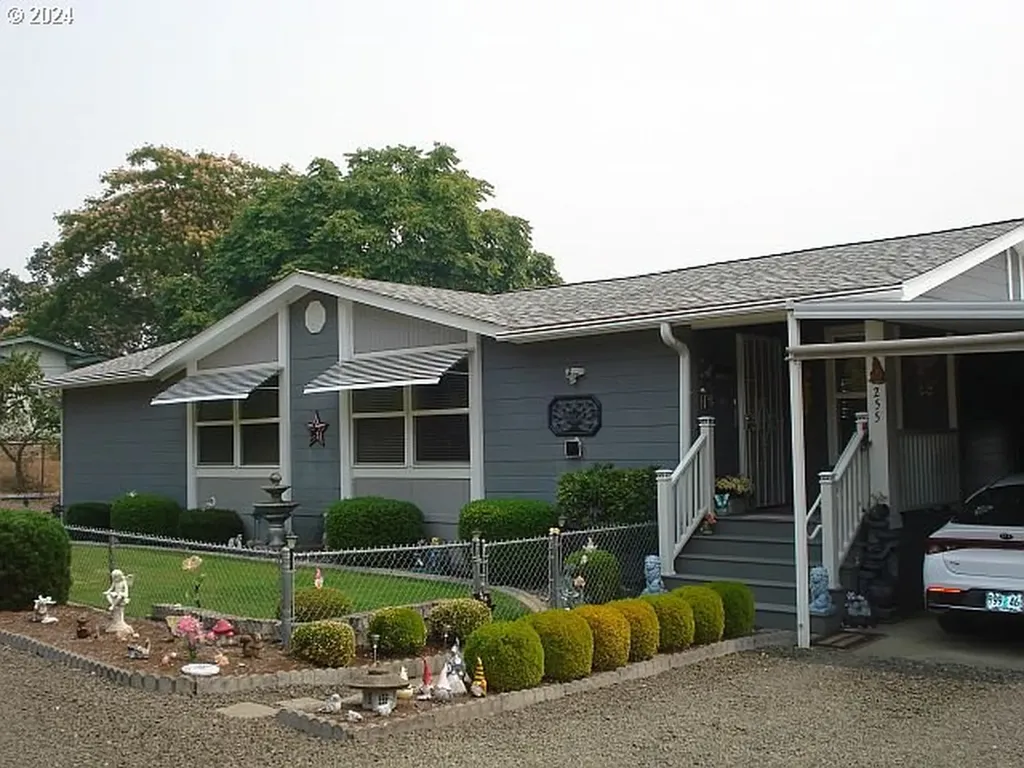 255 W Amanda Street Roseburg OR 97471