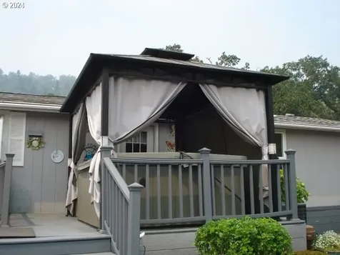 255 W Amanda Street Roseburg OR 97471