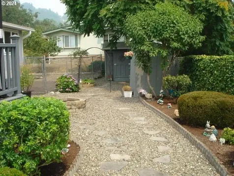 255 W Amanda Street Roseburg OR 97471