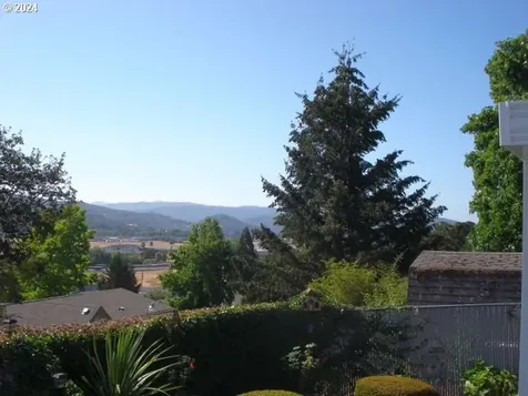 255 W Amanda Street Roseburg OR 97471