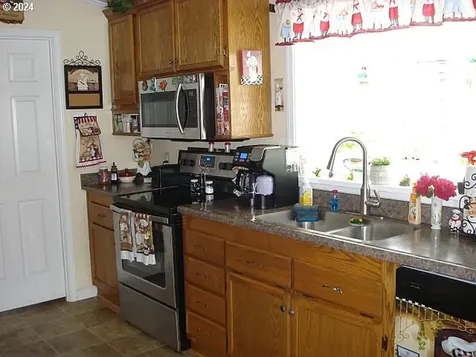 255 W Amanda Street Roseburg OR 97471
