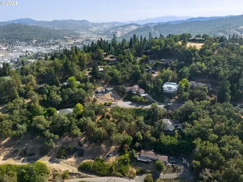1393 SE Laurel Court Roseburg OR 97470