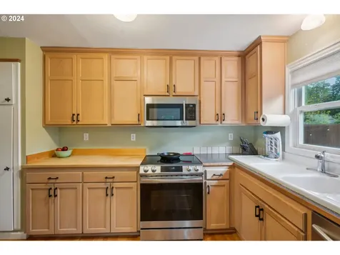 8414 SW Pine Street Portland OR 97223