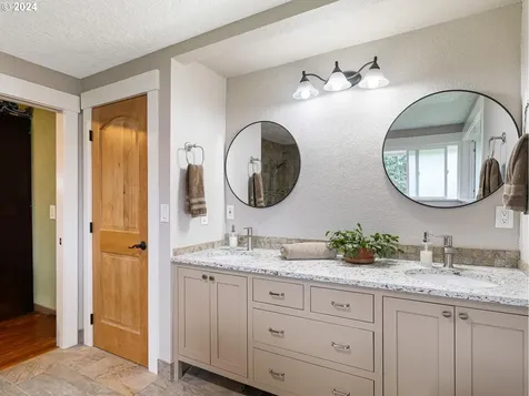 16580 S Cliff View Drive Oregon City OR 97045