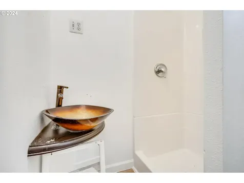 8304 SE Alder Street Portland OR 97216