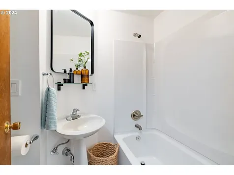 8015 Sw Mapleleaf Street Portland OR 97223