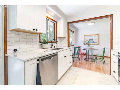 8015 Sw Mapleleaf Street Portland OR 97223