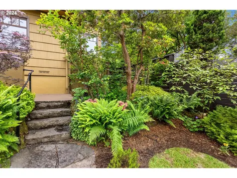 3216 Ne Couch Street Portland OR 97232