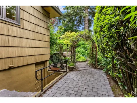 3216 Ne Couch Street Portland OR 97232