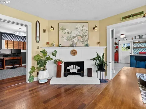 2306 Ne Couch Street Portland OR 97232
