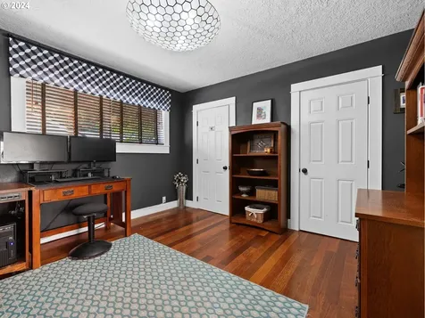 2306 Ne Couch Street Portland OR 97232