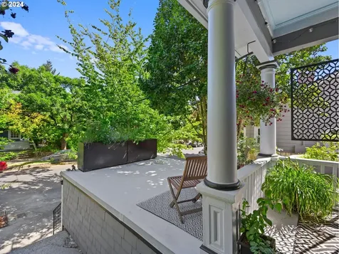 2306 Ne Couch Street Portland OR 97232