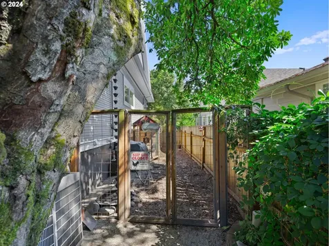 2306 Ne Couch Street Portland OR 97232