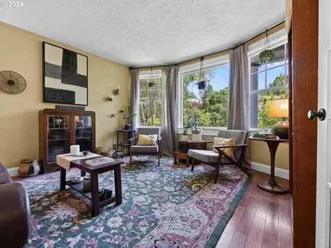 2306 Ne Couch Street Portland OR 97232