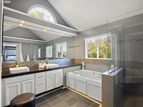 5651 La Mesa Court Lake Oswego OR 97035