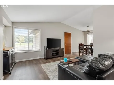 8630 SE Glenwood Street Portland OR 97266