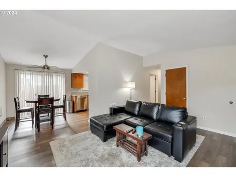 8630 SE Glenwood Street Portland OR 97266