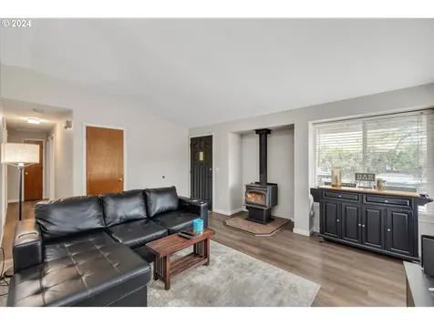 8630 SE Glenwood Street Portland OR 97266