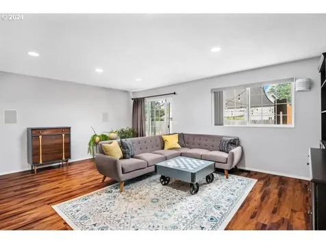 19637 Ne Holladay Street Portland OR 97230