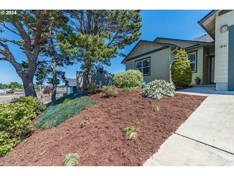 1841 Garfield Street North Bend OR 97459