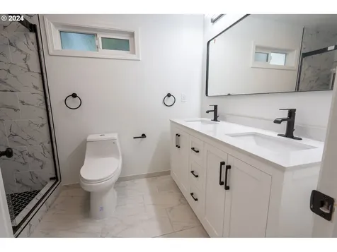 529 N Settlemier Avenue Woodburn OR 97071