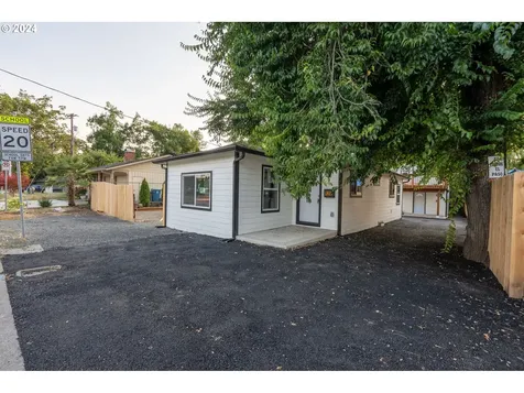 529 N Settlemier Avenue Woodburn OR 97071